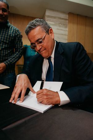 César Villanueva firma ejemplares de su libro.