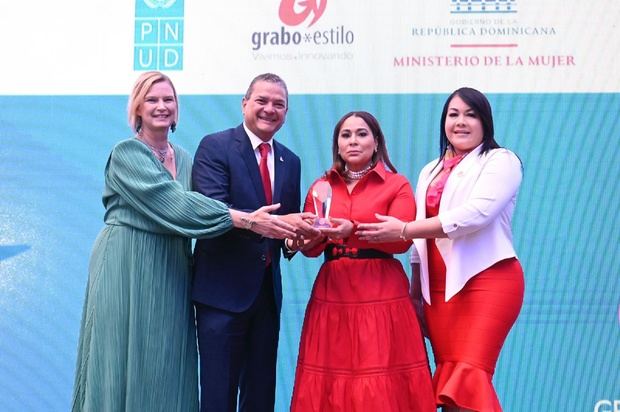 Ignacio Glass y Sulin Lantigua de Glass de Grabo Estilo reciben el premio de Inka Mattila del PNUD y Mayra Jimenez ministra de la Mujer.