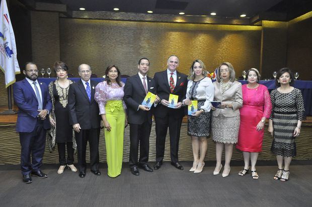 Luis Yepez junto a los integrantes de la mesa que le obsequio el libro que puso a circular