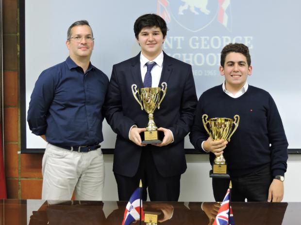 Reynaldo Marti?nez junto a Javier Portet y Maurizio de Prisco ganadores categori?a Varsity