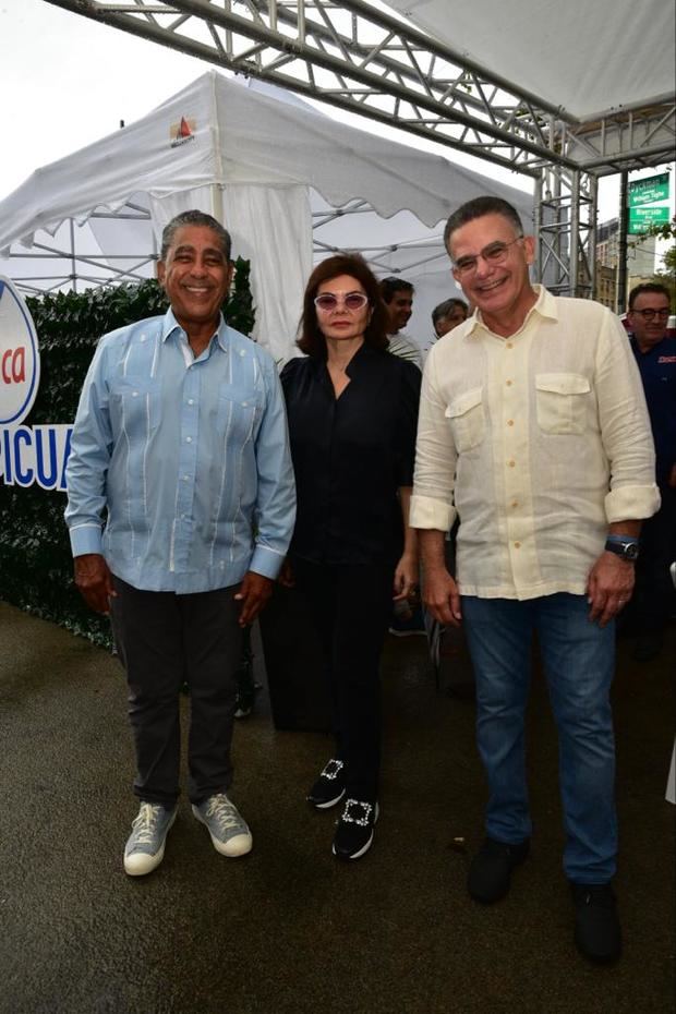 Adriano Espaillat, Elsa Julia Brache y Pedro Brache.