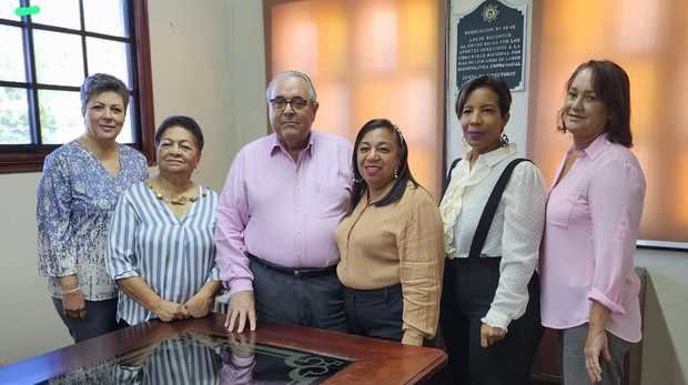 Cecilia Hiciano, Dorca Barcácel, Rafael García, Rosa Anllela Rivas, Milka
Hernández y Rita Pantaleón.