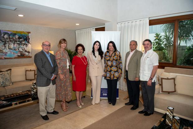 Eduardo Dominguez, Kirsis Dominguez, Giralda Busto de Imbert, Chabela Estrella de Bisonó, Angel del Valle y Bernardo Pichardo.