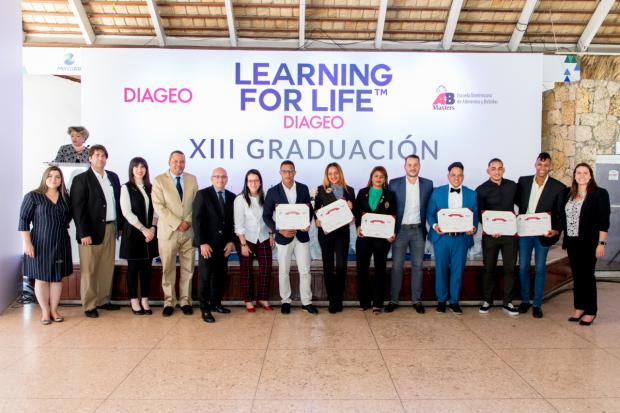 Ex alumnos reconocidos en la graduación. 