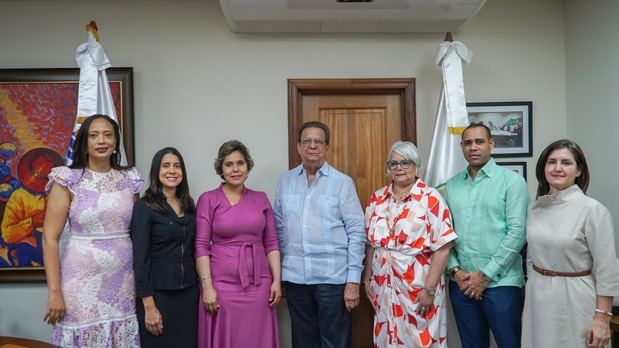Fior D’Aliza Alduey, Gianna Franjul, María Elena Vásquez Taveras, Arq. Miguel Fiallo Calderón, rector UNPHU, Patricia Pérez Vallejo, Luis Herrera Álvarez y María Mercedes Gonzalo.
