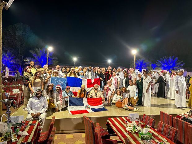 Turistas dominicanos en el Desierto de Dubái.