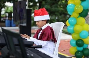 Un niño graduando tocando piano. Un graduando tocando piano.