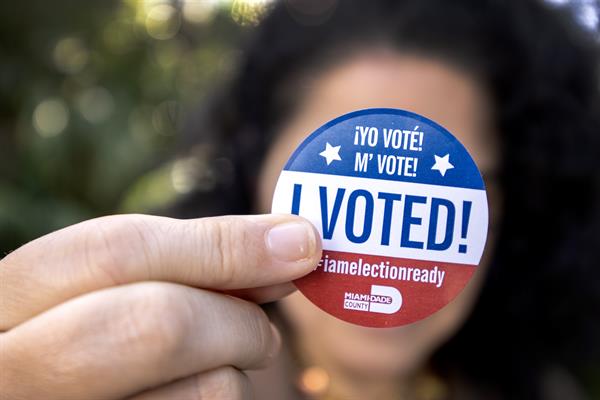 29/10/2024 19:14 (UTC)
Crédito:
EFE
Fuente:
EPA
Autor:
CRISTOBAL HERRERA-ULASHKEVICH
Temática:
Política » Elecciones
Una persona muestra una calcomanía de 'Yo voté' después de emitir su voto en la biblioteca de Palmetto Bay en la votación anticipada para las elecciones presidenciales estadounidenses de 2024 en Miami, Florida, EE. UU., el 29 de octubre de 2024. 