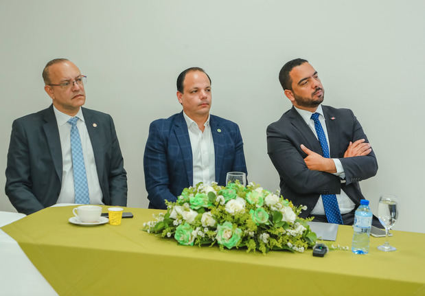 Ulises Rodríguez, director de Proindustria, Napoleón Rodríguez presidente de AIE Haina y Fantino Polanco.