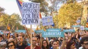 Autoridades y miles de catalanes se manifiestan contra el Gobierno español 