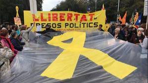 Miles de personas vuelven a tomar las calles de Barcelona por la libertad de los 