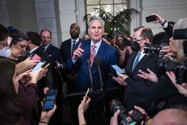 El líder de la minoría republicana en la Cámara, Kevin McCarthy, habla con la prensa en el Capitolio de Estados Unidos, en Washington, este 3 de enero de 2023.