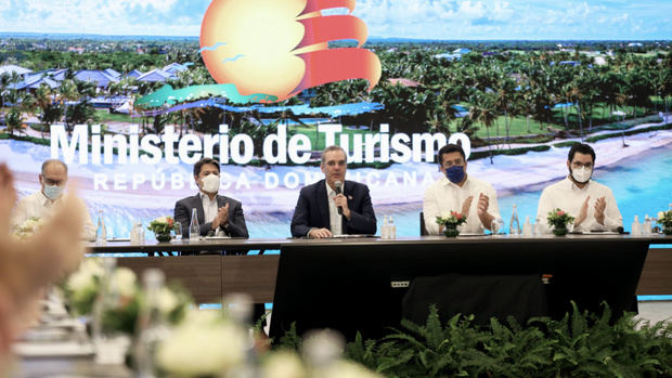 Presidente Abinader afirma sector turismo ha liderado recuperación económica.