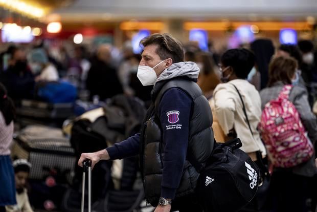 Pasajeros se protegen con mascarillas en el Aeropuerto Internacional de Los Ángeles, este 13 de abril de 2022.