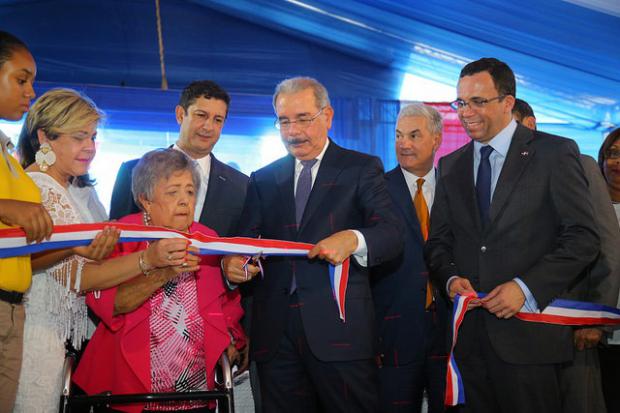 Corte de cinta de la entrega de la escuela