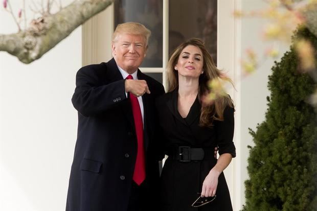 El presidente de los Estados Unidos, Donald J. Trump (i), saluda junto a la directora saliente de Comunicaciones de la Casa Blanca, Hope Hicks, a su salida del Despacho Oval. 