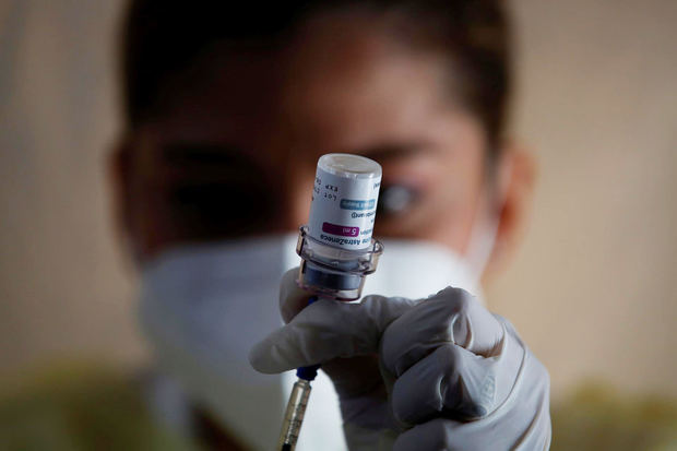 Una enfermera prepara una dosis de la vacuna AstraZeneca contra la covid-19, en un centro exprés de inmunización en Ciudad de Panamá, Panamá.