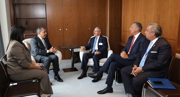 Danilo Medina en reunión con Adriano Espaillat