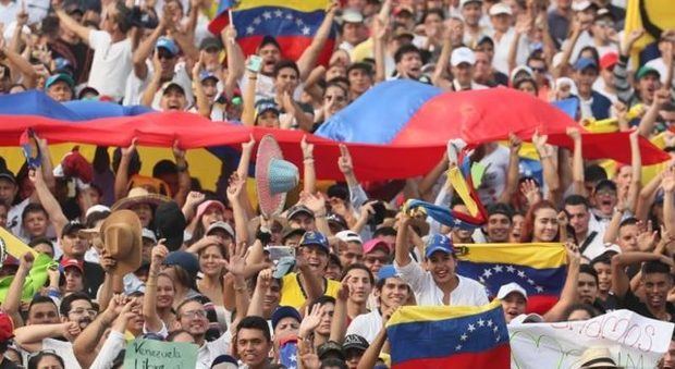 Venezuela, pendiente del nuevo gabinete de Maduro y de gira local de Guaidó