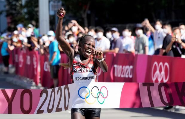 La keniana Jepchirchir gana el maratón olímpico más lento de la historia