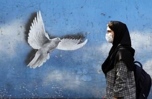 Mujer con mascarilla en Teherán en foto de archivo.
