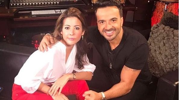 Dafne Guzmán en la entrevista con Luis Fonsi.