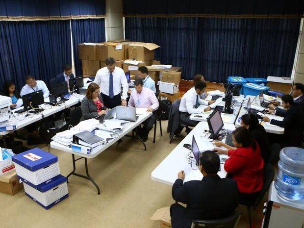 Procuraduría recibiendo documentos de soborno de Odebrecht.