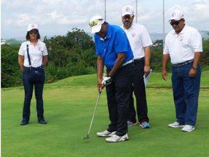 Andrés Dilonex realiza el golpe inaugural del IV Torneo de Golf Benéfico de San Juan Eudes