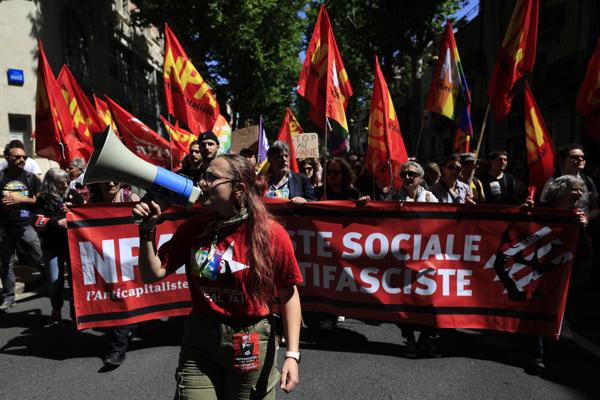 Miembros de los sindicatos franceses participan en la marcha anual del Primero de Mayo en Narbona, Francia, este jueves. 