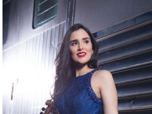 Joven violinista dominicana Aisha Syed lleva la música clásica por el mundo