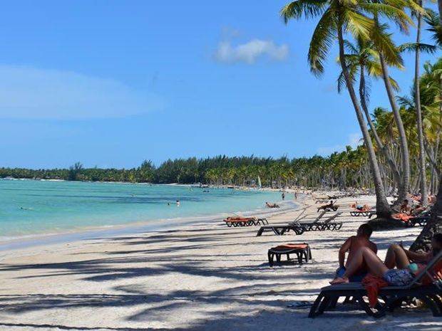 Playa y turistas