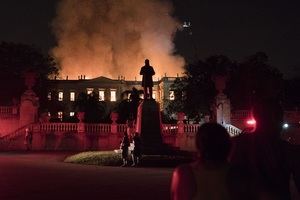 Personas viendo el incendio desde lejos