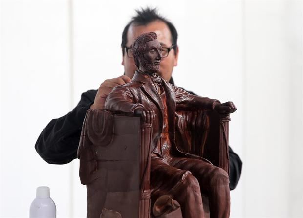 Fotografía de archivo donde se muestra una escultura hecha de chocolate en la décima edición del Salón del Cacao y Chocolate que se celebró en el 2019 en Lima (Perú). 
