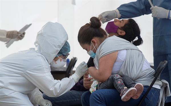 Una madre sostiene a su hija durante una prueba para detectar la covid-19 en el Hospital del IMSS 'Carlos MacGregor' en la Ciudad de México (México). 