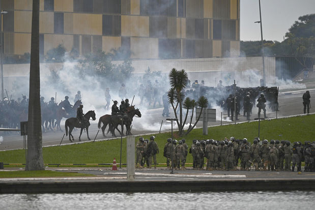 Imagen del pasado 8 de enero de policías enfrentan a seguidores del expresidente brasileño Jair Bolsonaro que invaden el Palacio de Planalto, sede del Ejecutivo, y la Corte Suprema.