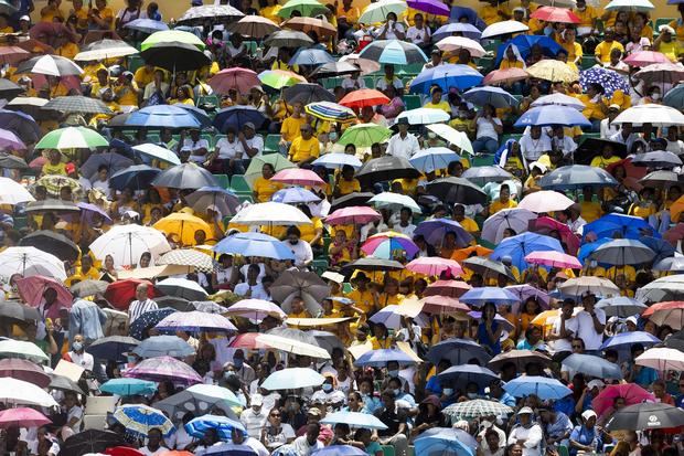 Devotos católicos participan en un acto de conmemoración a la Virgen de la Altagracia, con motivo del centenario de su coronación canónica, hoy, en Santo Domingo, República Dominicana.