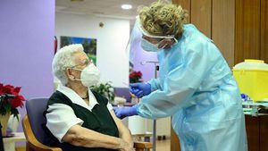 Se llama Araceli, tiene 96 años y es la primera española en recibir la vacuna del coronavirus