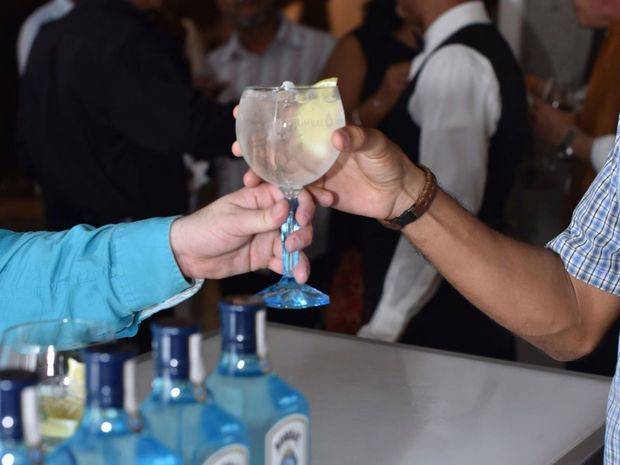 Bombay Sapphire auspicia exposición de la pintora Rosario Rivera Bond