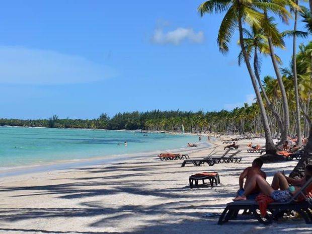 Playa y turistas.