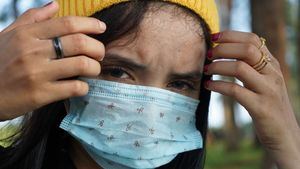 ¿Cruzas la goma de tu mascarilla para ajustarla al rostro?: es un grave error por esto