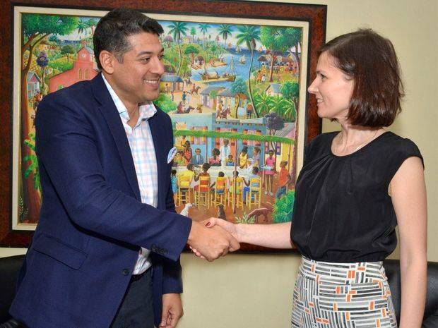  Víctor Pacheco, CEO Aerolínea Dominican Wings y Laura Jofee Vice-Presidente Financiera Administrativa de Avión  Express, estrechan sus manos luego de la firma.
 