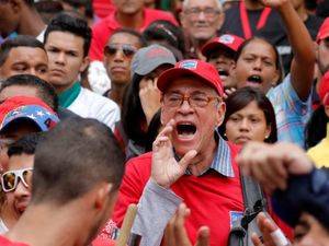 Venezuela vive jornada de represión en calles y enfrentamiento de poderes