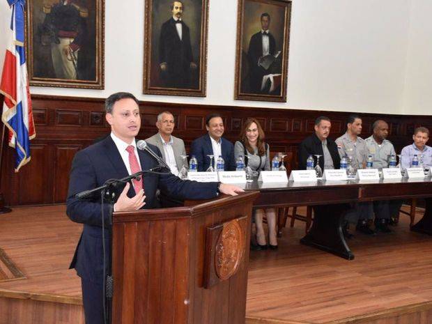 El procurador Jean Rodríguez al pronunciar su discurso durante el encuentro.