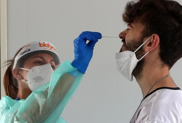 Personal sanitario realiza pruebas de diagnóstico para detectar el coronavirus.