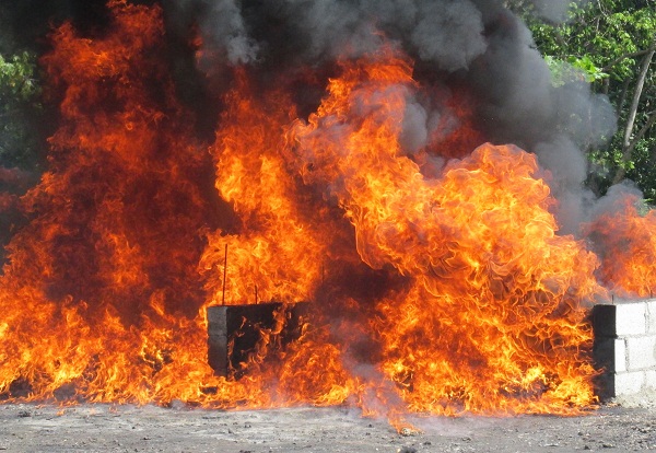 Momento de la incineración de la droga