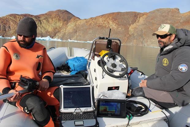 Fotografía cedida por la Universidad de Chile que muestra a dos científicos mientras trabajan en el lugar en el que se encuentra el que podría ser el lago más profundo del continente americano, en la Patagonia Austral, Chile.