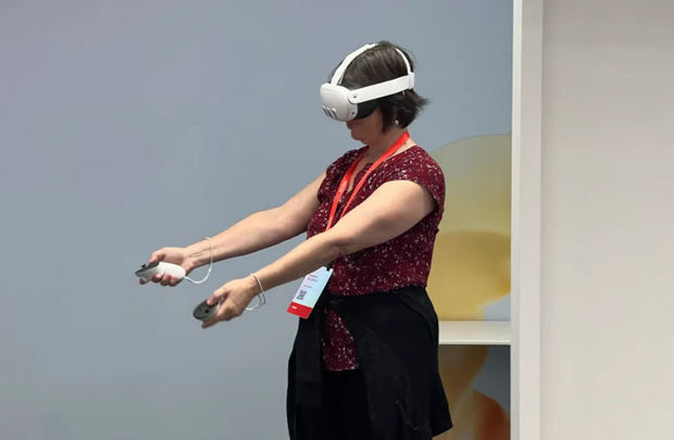 Fotografía de archivo en la que se ve una mujer al probar las gafas de realidad virtual (RV) Quest 3, en Menlo Park, California (EE.UU.). 