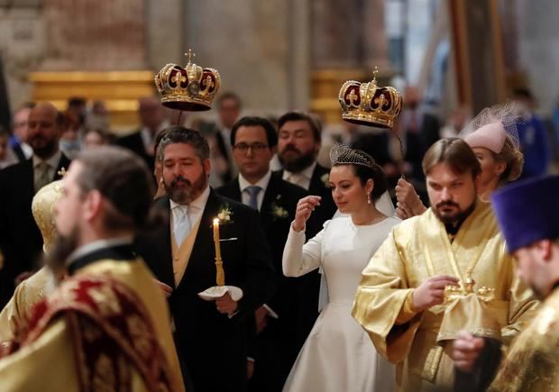 El heredero al trono de los zares, el gran duque Jorge de Rusia, contrajo hoy matrimonio con la italiana Rebecca Bettarini (Victoria Románova tras la conversión a la Ortodoxia), en una suntuosa ceremonia celebrada en la catedral de San Isaac de la antigua capital imperial, San Petersburgo.