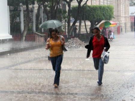 Aguaceros con tormentas eléctricas esta tarde por vaguada y onda tropical