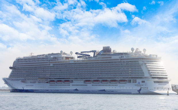 Un crucero turístico arriba hoy al puerto de Cartagena de Indias, Colombia.